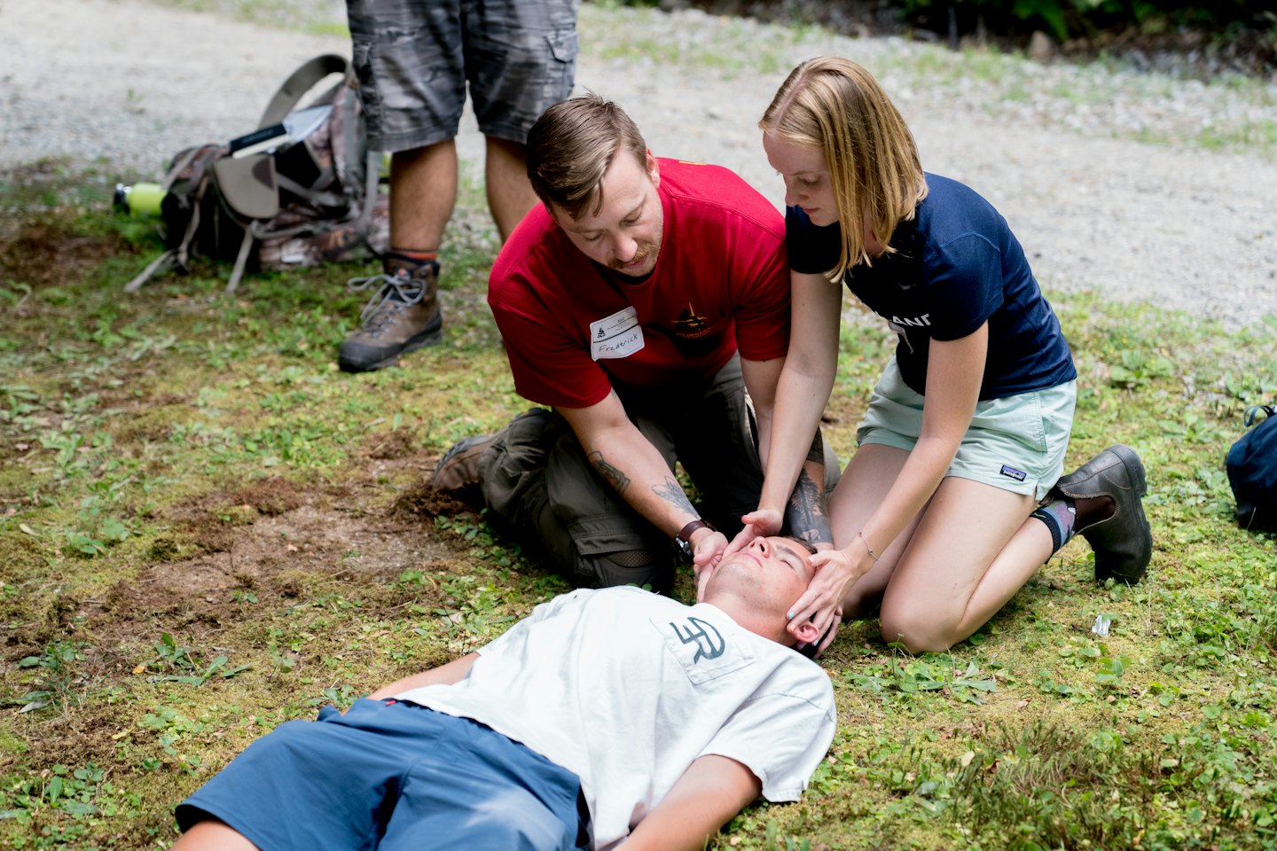 Instructores practican primeros auxilios al aire libre.